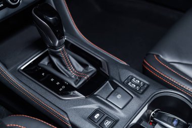 Novosibirsk, Rusya - 20 Kasım 2018: Subaru Xv, Hızlandırıcı kolu close-up. Fotoğraf üzerinde bir park Novosibirsk içinde modern bir araba
