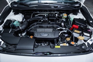 Novosibirsk, Rusya - 20 Kasım 2018: Subaru Xv, motoru, ön görünüm close-up. Fotoğraf üzerinde bir park Novosibirsk içinde modern bir araba