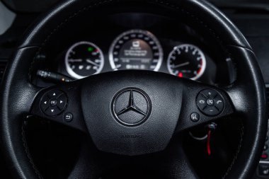 Novosibirsk, Rusya - 20 Kasım 2018: Mersedes C200, pano ve direksiyon simidi close-up. Fotoğraf üzerinde bir park Novosibirsk içinde modern bir araba