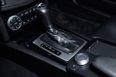 Novosibirsk, Rusya - 20 Kasım 2018: Mersedes C200, Hızlandırıcı kolu ve düğmeleri yakın çekim. Fotoğraf üzerinde bir park Novosibirsk içinde modern bir araba