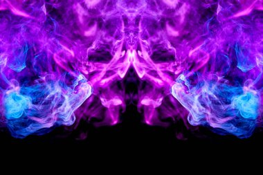 Bir kafatası, canavar, dragon siyah Yalıtılmış zemin şeklinde yoğun çok renkli duman mavi ve mor renkler. Arka plan duman vape. MoCap cool t-shirt için