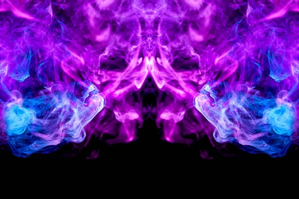 頭蓋骨 モンスター 孤立した黒地に龍の形の青と紫の濃い色とりどりの煙の色します 煙のアークの背景 モーション キャプチャはクールな シャツ — ストック写真