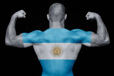 Arjantin Ulusal bayrak izole siyah bir arka plan ile bir t-shirt giyen genç atletik biri arkası. Ulusal gurur ve vatanseverlik kavramı