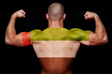 Birleşik Arap Emirlikleri bayrağı olan bir tişört üzerine siyah giyen genç atletik biri arka arka plan izole. Ulusal gurur ve vatanseverlik kavramı