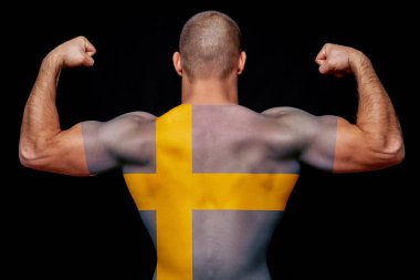 İsveç ulusal bayrak izole siyah bir arka plan ile bir T-shirt giyen genç atletik biri arkası. Ulusal gurur ve vatanseverlik kavramı