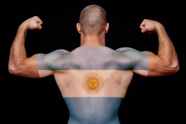 Arjantin Ulusal bayrak izole siyah bir arka plan ile bir t-shirt giyen genç atletik biri arkası. Ulusal gurur ve vatanseverlik kavramı