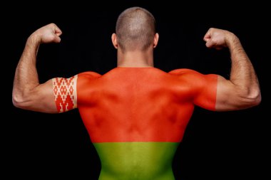 Beyaz Rusya Ulusal bayrak bir siyah bir tişört giyen bir genç spor adam arka arka plan izole. Ulusal gurur ve vatanseverlik kavramı