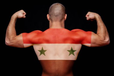 Suriye Ulusal bayrak izole siyah bir arka plan ile bir T-shirt giyen genç atletik biri arkası. Ulusal gurur ve vatanseverlik kavramı