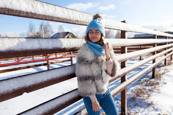 Χειμώνα Πορτραίτο Νεαρής Γυναίκας Γυναίκα Χαρούμενη Μοντέλο Ομορφιάς Καπέλο Και — Φωτογραφία Αρχείου