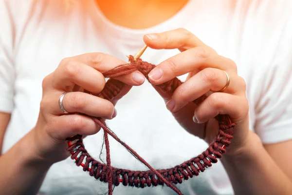 Primo Piano Una Bella Donna Dai Capelli Scuri Sorridente Lavorare — Foto Stock