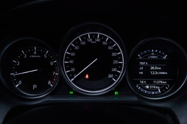 Novosibirsk, Rusya - 04 Aralık 2018: Mazda 6, pano close-up. Fotoğraf üzerinde bir park Novosibirs içinde modern bir araba