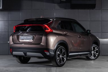 Novosibirsk, Rusya - 04 Aralık 2018: Mitsubishi Eclipse Cross, arkadan görünüm. Fotoğraf üzerinde bir park Novosibirs içinde modern bir araba