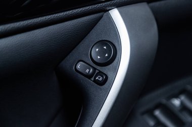 Novosibirsk, Rusya - 04 Aralık 2018: Mitsubishi Eclipse Cross, yan kapı düğmeleri close-up. Fotoğraf üzerinde bir park Novosibirs içinde modern bir araba