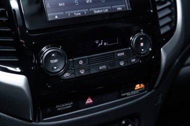 Novosibirsk, Rusya - 04 Aralık 2018: Mitsubishi L200, pano close-up. Fotoğraf üzerinde bir park Novosibirs içinde modern bir araba