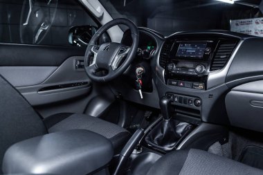 Novosibirsk, Rusya - 04 Aralık 2018: Mitsubishi L200, pano, koltuklar ve direksiyon simidi close-up. Fotoğraf üzerinde bir park Novosibirs içinde modern bir araba
