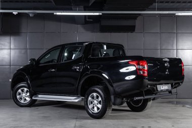 Novosibirsk, Rusya - 04 Aralık 2018: Mitsubishi L200, arkadan görünüm. Fotoğraf üzerinde bir park Novosibirsk içinde modern bir araba