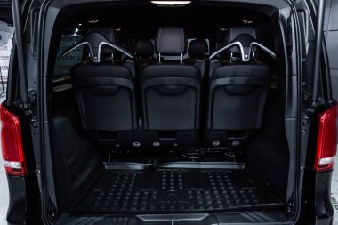 Novosibirsk, Rusya - 04 Aralık 2018: Mercedes-Benz v-class, Bagaj çizme, önden görünüm yakın çekim. Fotoğraf üzerinde bir park Novosibirs içinde modern bir araba