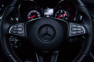 Novosibirsk, Rusya - 04 Aralık 2018: Mercedes-Benz v-class, pano ve direksiyon simidi yakın çekim. Fotoğraf üzerinde bir park Novosibirs içinde modern bir araba