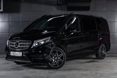 Novosibirsk, Rusya - 04 Aralık 2018: Mercedes-Benz v-class, önden görünüm. Fotoğraf üzerinde bir park Novosibirs içinde modern bir araba