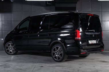 Novosibirsk, Rusya - 04 Aralık 2018: Mercedes-Benz v-class, arkadan görünüm. Fotoğraf üzerinde bir park Novosibirs içinde modern bir araba