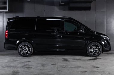 Novosibirsk, Rusya - 04 Aralık 2018: Mercedes-Benz v-class, yan görünüm. Fotoğraf üzerinde bir park Novosibirs içinde modern bir araba