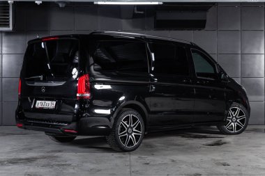 Novosibirsk, Rusya - 04 Aralık 2018: Mercedes-Benz v-class, arkadan görünüm. Fotoğraf üzerinde bir park Novosibirs içinde modern bir araba