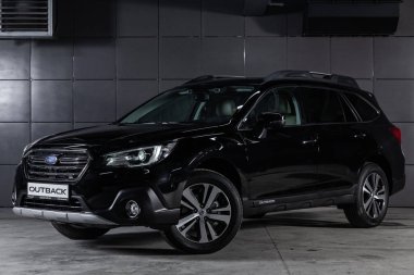 Novosibirsk, Rusya - 04 Aralık 2018: Siyah Subaru Outback, önden görünüm. Fotoğraf üzerinde bir park Novosibirs içinde modern bir araba