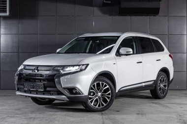 Novosibirsk, Rusya - 04 Aralık 2018: Mitsubishi Outlander, önden görünüm. Fotoğraf üzerinde bir park Novosibirs içinde modern bir araba