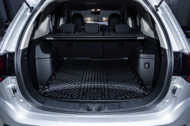 Novosibirsk, Rusya - 04 Aralık 2018: Mitsubishi Outlander, bagajı, önden görünüm close-up. Fotoğraf üzerinde bir park Novosibirs içinde modern bir araba