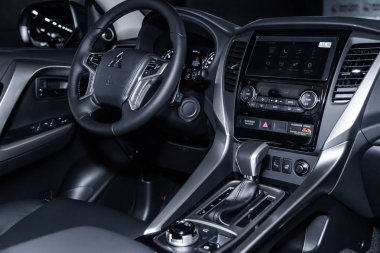 Novosibirsk, Rusya - 04 Aralık 2018: Mitsubishi Pajero spor, yakın çekim, pano, koltuklar ve direksiyon. Fotoğraf üzerinde bir park Novosibirs içinde modern bir araba