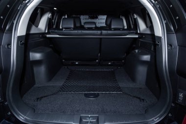 Novosibirsk, Rusya - 04 Aralık 2018: Mitsubishi Pajero spor, bagajı, önden görünüm close-up. Fotoğraf üzerinde bir park Novosibirs içinde modern bir araba