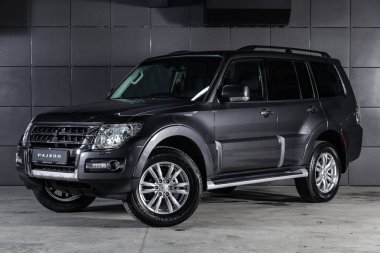 Novosibirsk, Rusya - 04 Aralık 2018: gümüş Mitsubishi Pajero, önden görünüm. Fotoğraf üzerinde bir park Novosibirs içinde modern bir araba