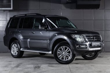 Novosibirsk, Rusya - 04 Aralık 2018: gümüş Mitsubishi Pajero, önden görünüm. Fotoğraf üzerinde bir park Novosibirs içinde modern bir araba