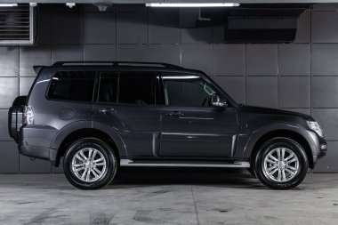 Novosibirsk, Rusya - 04 Aralık 2018: gümüş Mitsubishi Pajero, yan görünüm. Fotoğraf üzerinde bir park Novosibirs içinde modern bir araba