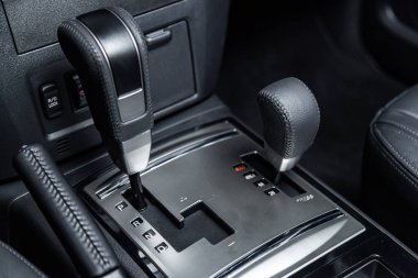 Novosibirsk, Rusya - 04 Aralık 2018: Mitsubishi Pajero, Hızlandırıcı kolu ve düğmeleri yakın çekim. Fotoğraf üzerinde bir park Novosibirs içinde modern bir araba