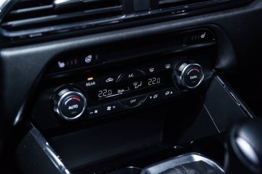 Novosibirsk, Rusya Federasyonu - 04 Aralık 2018: Mazda Cx-9, pano, close-up düğmeleri. Fotoğraf üzerinde bir park Novosibirs içinde modern bir araba