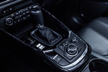 Novosibirsk, Rusya - 04 Aralık 2018: Mazda Cx-9, Hızlandırıcı kolu ve düğmeleri yakın çekim. Fotoğraf üzerinde bir park Novosibirs içinde modern bir araba