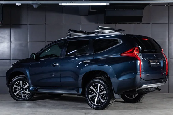 Novosibirsk Rusia Diciembre 2018 Mitsubishi Pajero Sport Azul Vista Trasera — Foto de Stock