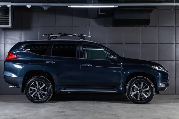 Novosibirsk Rusia Diciembre 2018 Mitsubishi Pajero Sport Azul Vista Lateral — Foto de Stock