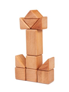 Fotoğraf, küçük küpler, üçgenler, topları ve kayın beyaz izole zemin üzerinde diğer biçimleri ahşap Oluşturucu. Bir kule şeklinde katlanır ahşap Oluşturucu