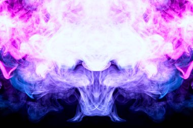 Bulut mavi ve pembe bir kafatası, canavar, dragon siyah Yalıtılmış zemin şeklinde duman. Vape duman kökenli. MoCap cool t-shirt için