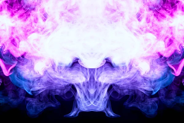 青の雲とピンクの頭蓋骨 モンスター 孤立した黒地に龍の形で煙 アーク プラズマ蒸着法の煙からの背景 モーション キャプチャはクールな シャツ — ストック写真