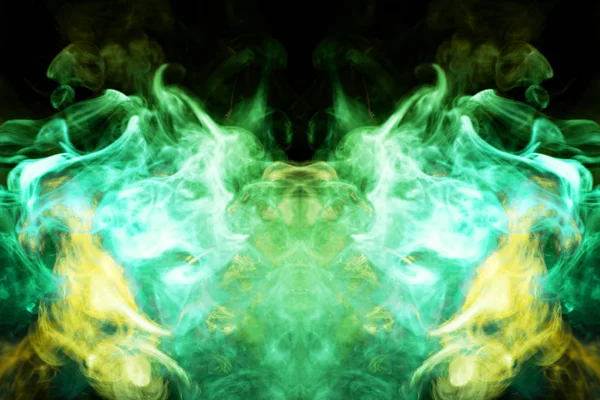 浓浓的五颜六色的烟 黄色和绿色的形状 以头骨 龙的形式在黑色上孤立 烟雾蒸汽的背景 T恤的 Mocap — 图库照片