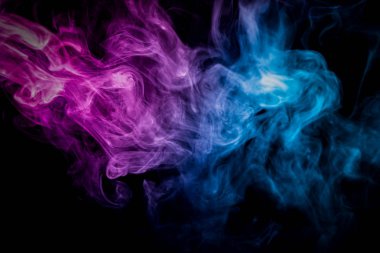 Siyah bir yalıtılmış zemin üzerine mavi ve mor renklerin yoğun çok renkli duman. Duman vap arka plan