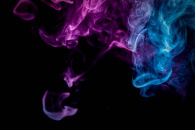 Mavi, mor ve pembe siyah adam üzerinde duman