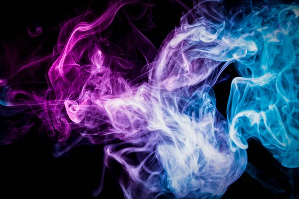 孤立した黒地に青と紫の色の濃い色とりどりの煙 Vap の背景 — ストック写真