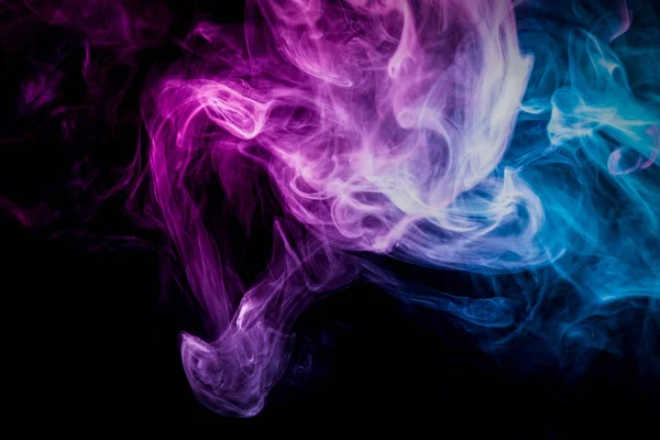 黒の煙のピンクとブルーの雲は 背景を分離しました Vap の煙から背景 — ストック写真
