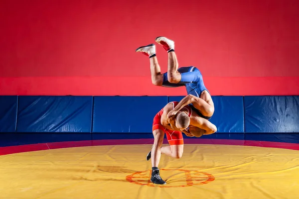 Bir Sarı Halı Spor Salonunda Güreş Güreş Kırmızı Mavi Üniformalı — Stok fotoğraf