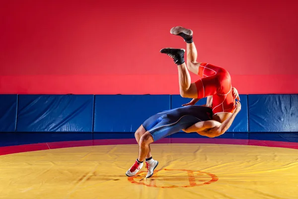 Concepto Lucha Libre Justa Dos Luchadores Greco Romanos Uniforme Rojo — Foto de Stock