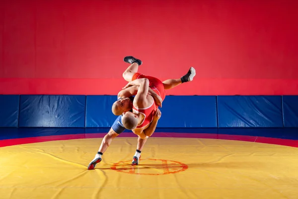 Dos Hombres Jóvenes Medias Lucha Azul Roja Están Luchando Haciendo — Foto de Stock